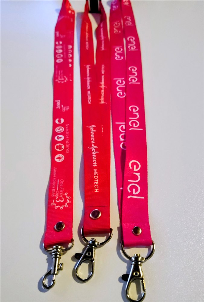 Cintas portacarnets rosadas personalizadas, detalle